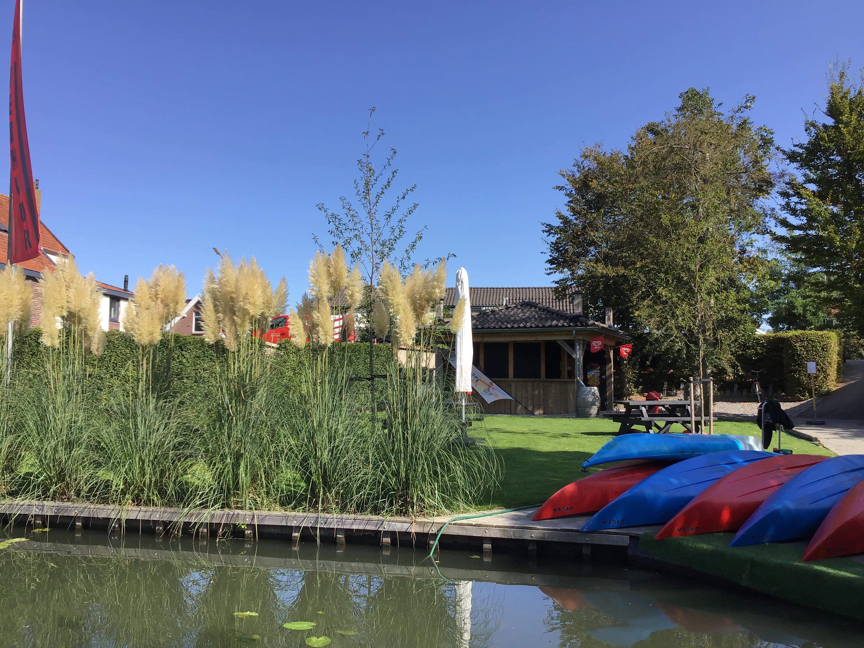 Kanocentrum Haastrecht met kano's en kajaks aan het water