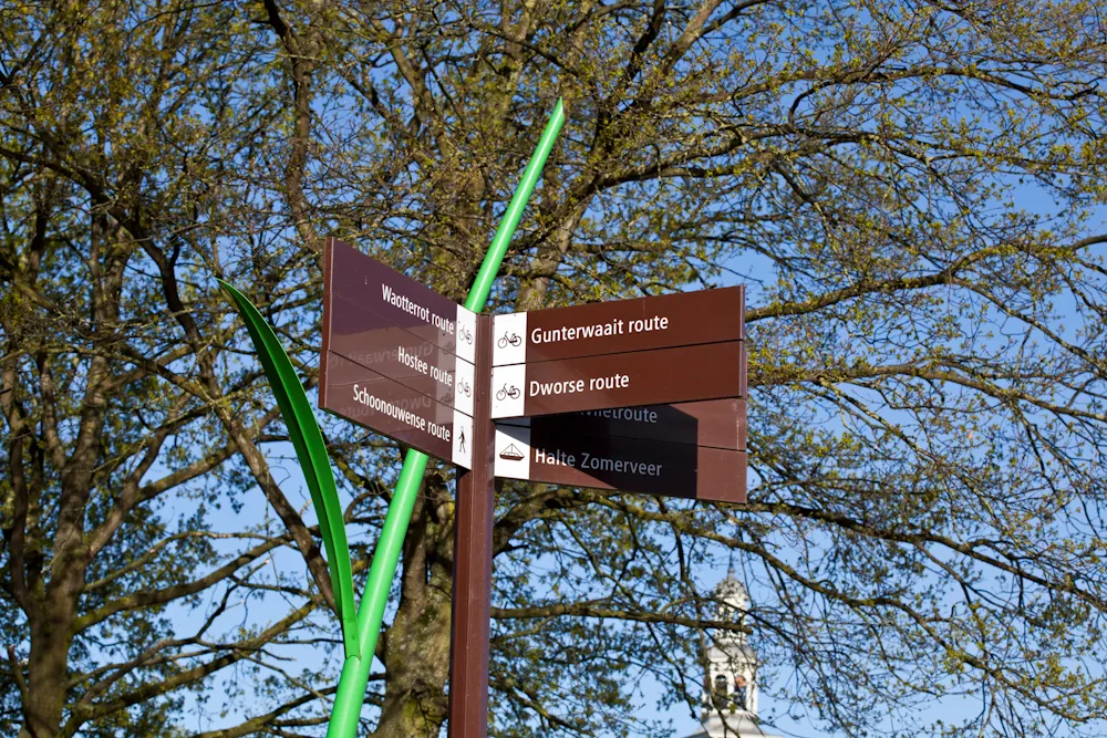 Bewegwijzering met fiets- en wandelroutes bij het Toeristisch Overstappunt in Haastrecht